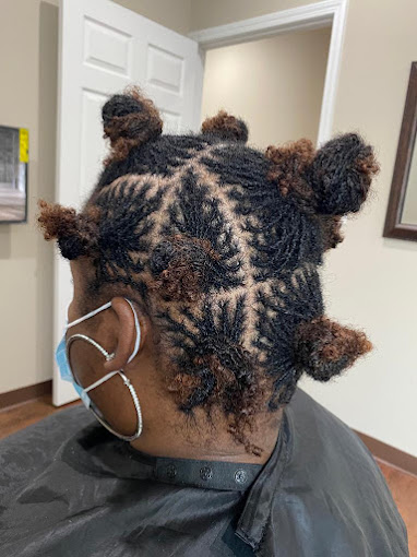 A man is getting his hair cut in a salon
